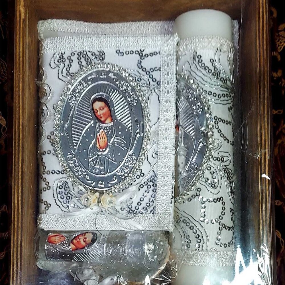 Set de Vela de Bautizo Biblia Latino Americano Decorado Blanco con Virgen Maria